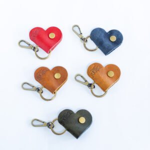 Llavero portacables en cuero con forma de corazón